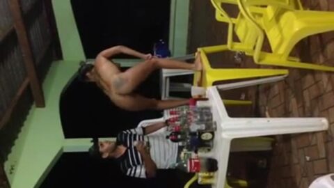 Novinha perdió su línea en el asado y terminó desnuda