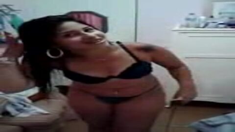 Pagó una apuesta y se desnudó.