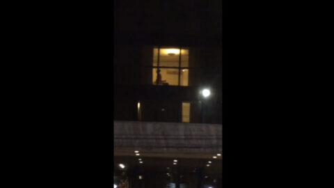 Pareja amateur pillada teniendo sexo con una ventana abierta que da a la playa