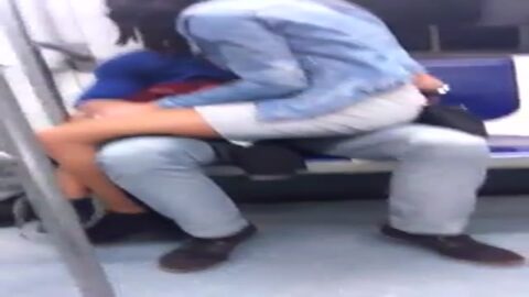 Pareja besándose en el metro apareció en la red