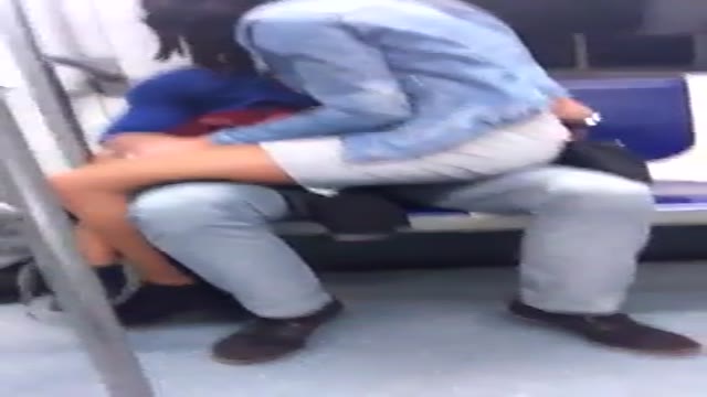 Pareja besándose en el metro apareció en la red