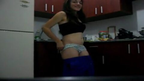 Pareja en sexo amateur en la cocina