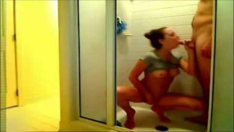 Pareja follando en el baño