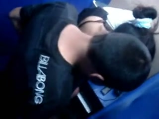 Pareja follando en la cabina de un cibercafé fue captada por la cámara