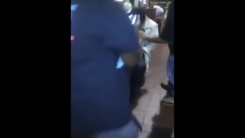 Pareja fue captada haciendo una mamada y la echaron del restaurante