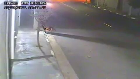 Pareja practicando sexo fetichista en plena calle.