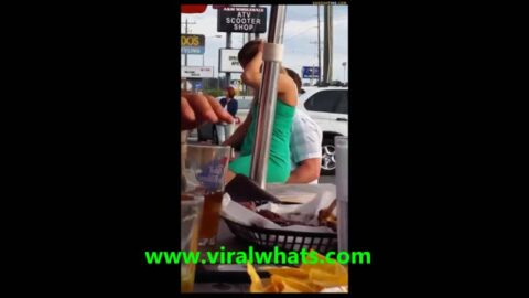 Pareja teniendo sexo en la cafetería en público