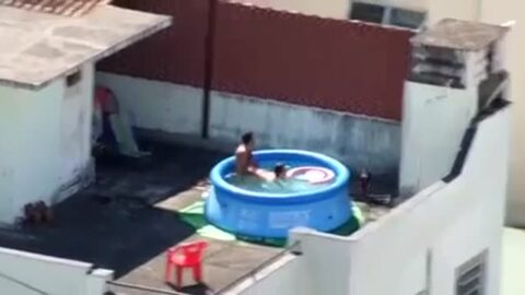 Pareja teniendo sexo en la piscina de la azotea filmada en el acto