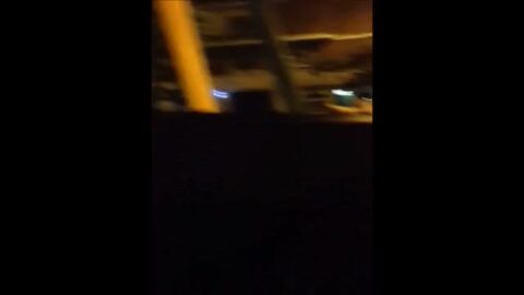 Pareja traviesa teniendo sexo en la calle en público