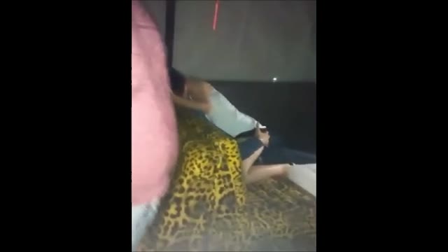 Pareja traviesa y borracha teniendo sexo en un club público