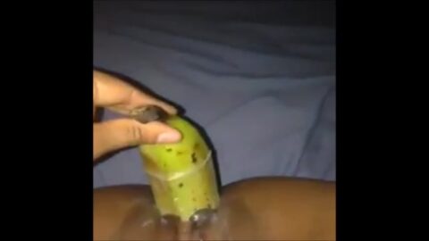 Pegar plátano grande en el coño delicioso