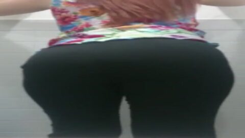 Pelirroja blanca se quitó la ropa y mostró su coño