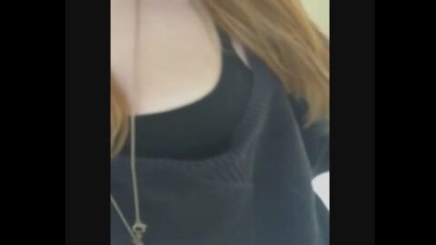 Pelirroja filmando sus pechos en un baño público se volvió viral