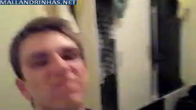 Pequeño playboy follándose a una putita rubia.