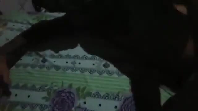 Pervertido graba porno amateur follándose a su novia de lado pero chica caliente se tapa la cara para no aparecer