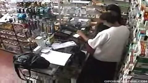 Pilla sexo en la farmacia por la noche