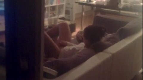 Pillada filmando a la joven escondida detrás de la ventana masturbándose