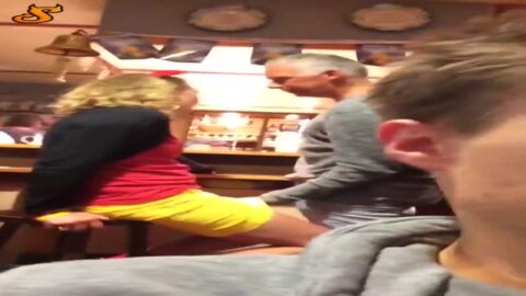 Pillaron a hombre masturbándose a mujer en bar