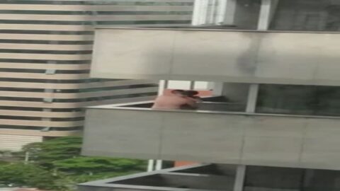 Pillaron a una vecina desnuda en el balcón del edificio haciendo una mamada