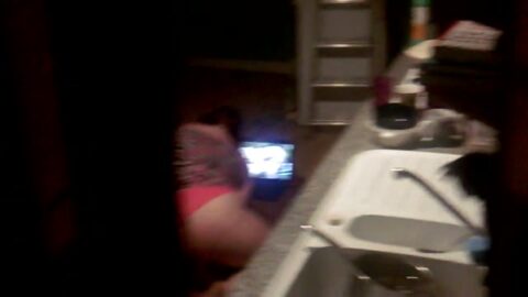 Pillé a la traviesa viendo vídeos porno y masturbándose