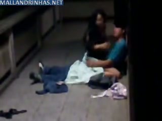 Pillé a los vecinos follando a altas horas de la madrugada