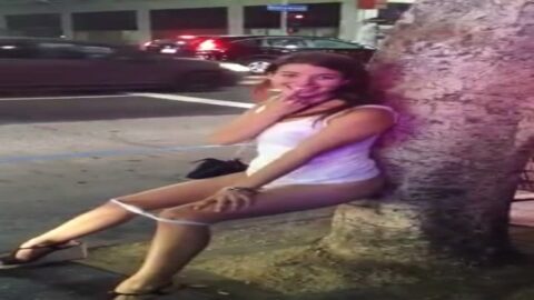 Pilló a la joven haciendo cosas malas en plena calle