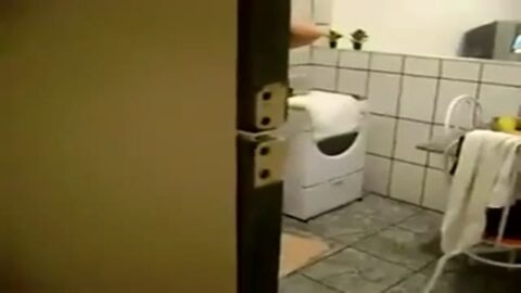 Prima caliente ordenando la cocina muy traviesa