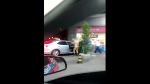 Prostituta caliente pillada desnuda en la gasolinera