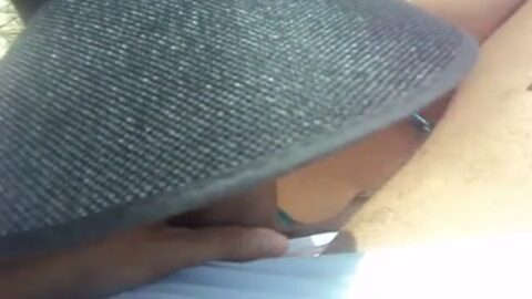 Puso a su cuñada a amamantar en la playa.