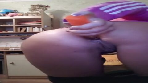 Puso perfume en una taza, la terminó y la arrojó a la red.