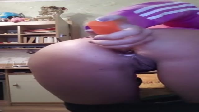 Puso perfume en una taza, la terminó y la arrojó a la red.