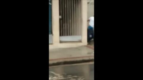 Puta callejera pillada chupando la polla de un tío drogado