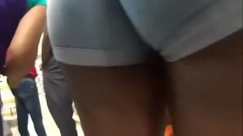 Puta culona en pantalones cortos de compras