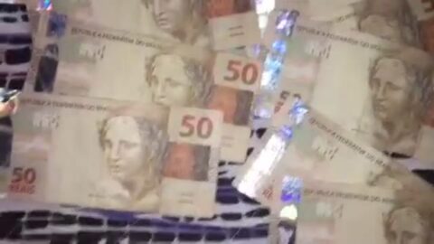 Puta desnuda caliente en la cama llena de dinero