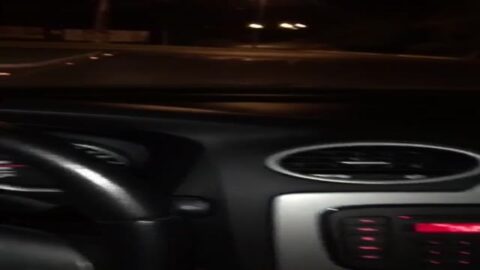 Puta rubia dándole una mamada a playboy en el coche.