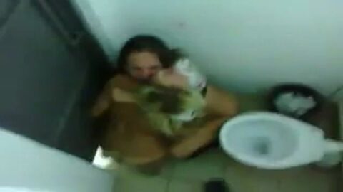 Putas besándose en el baño filmadas en el lugar por sus amigos