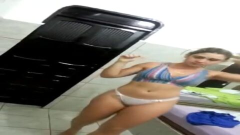 Putita casada de Natal-RN con el pie lanoso en el motel.