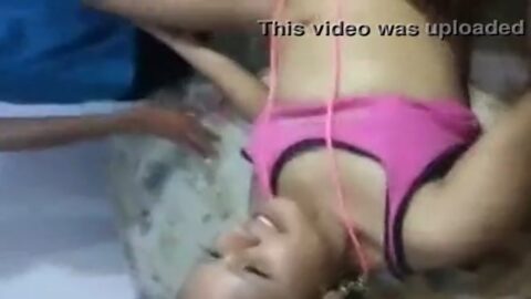 Putita dejando que se le meta cualquier cosa en el coño