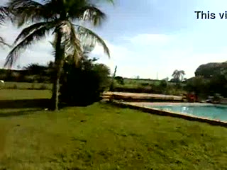 Putita pillada chupándose a su amiga junto a la piscina