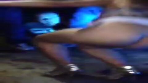 Que caliente, demasiado traviesa.