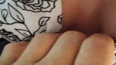 Raquel recibiendo una corrida en la boca