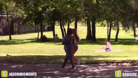 Reacción en la calle cuando pasa un culo caliente