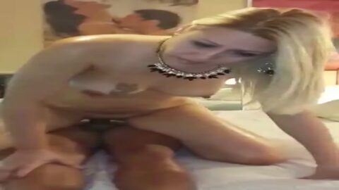 Rico Crown comiendo 2 chicas calientes en el motel Parte 2