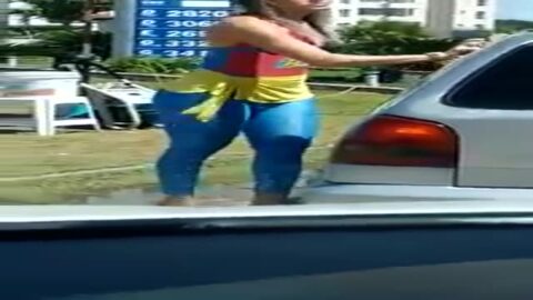 Rubia Caliente en Lava Rapido