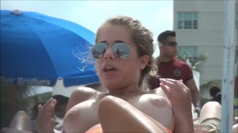 Rubia Novinha Gringa Topless en la playa