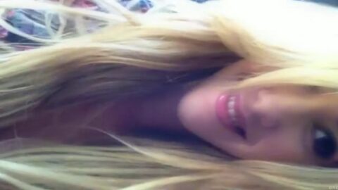 Rubia abultada masturbándose como loca