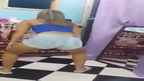 Rubia bailando funk