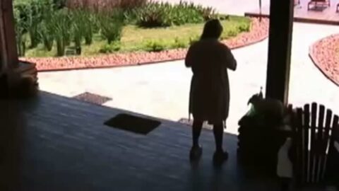 Rubia brasileña caliente tomando el sol