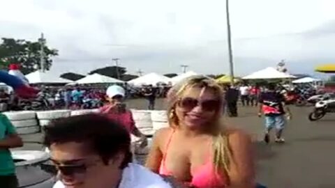 Rubia cachonda pillada mostrando sus pechos en el salón de motos