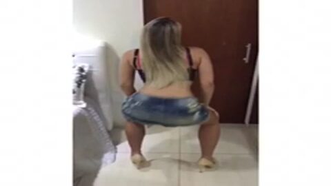 Rubia caliente desafiando a Bruna Marquezine a bailar